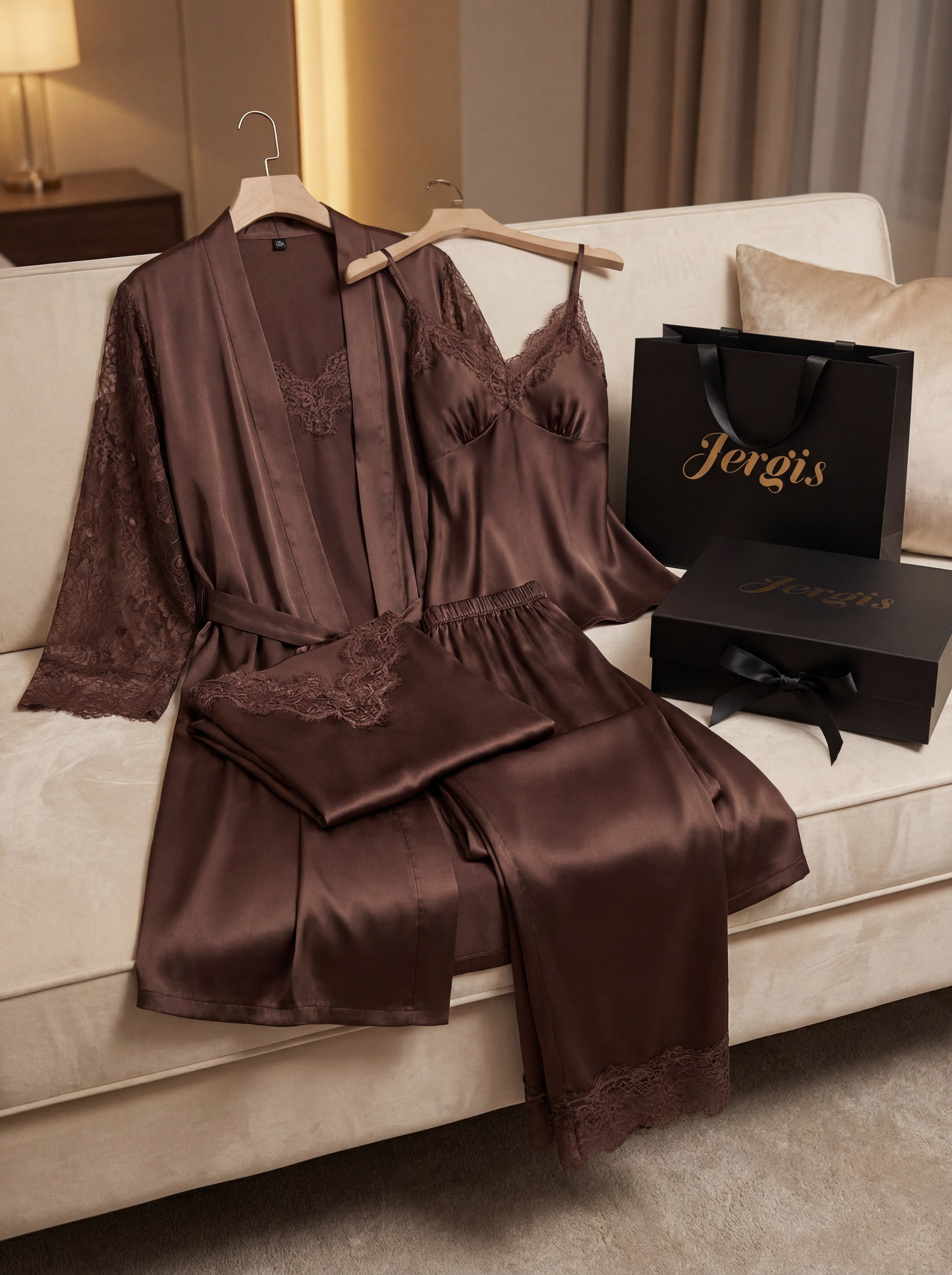 Lucia (Ensemble 4 pièces en satin de soie et dentelle)