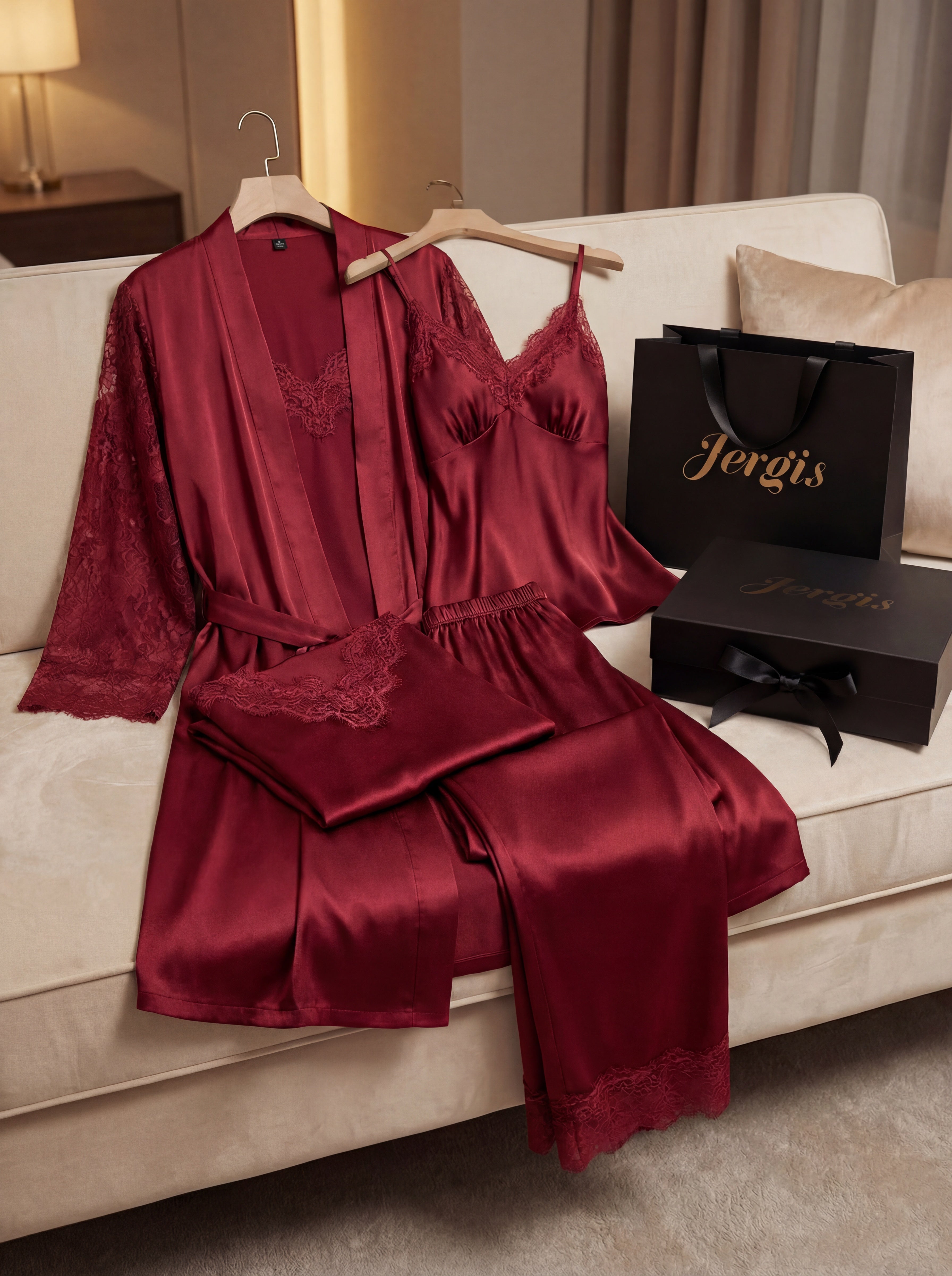 Lucia (Ensemble 4 pièces en satin de soie et dentelle)